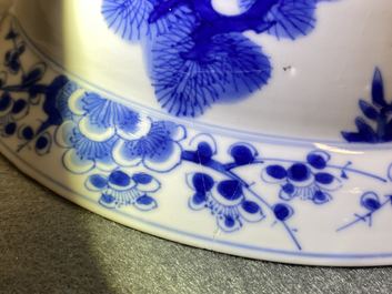 Een Chinese blauw-witte 'Drie vrienden van de winter' kom, Kangxi merk en periode